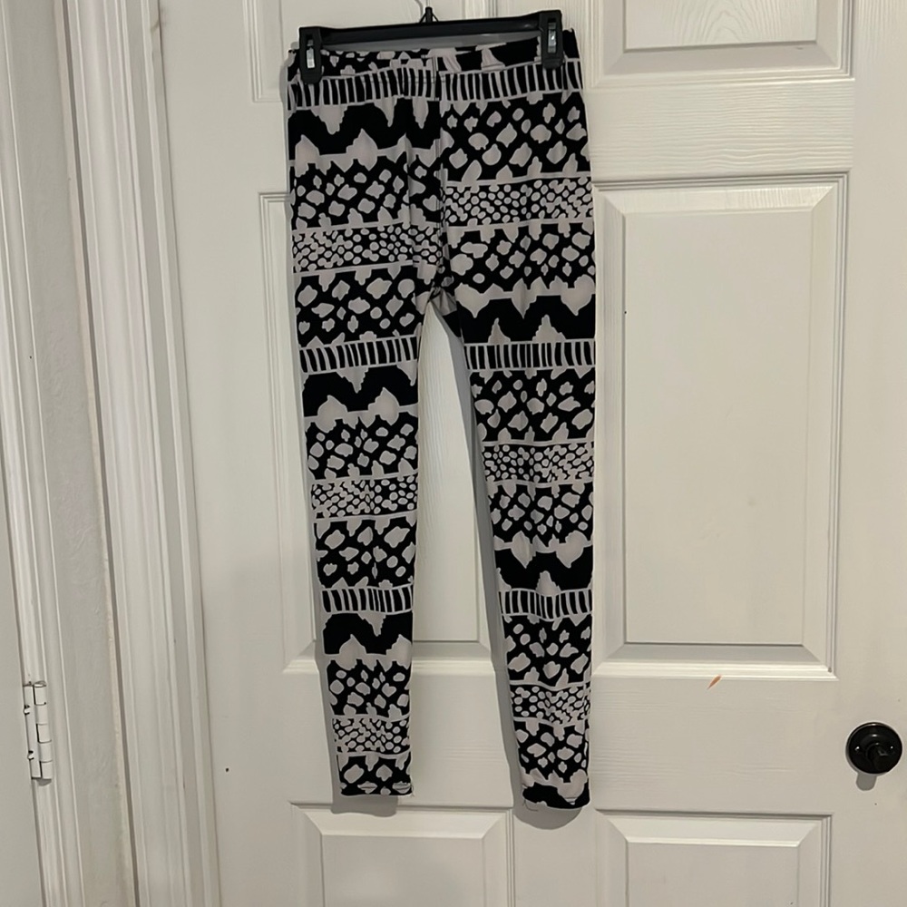 Tagless Medium Leggings black and white
